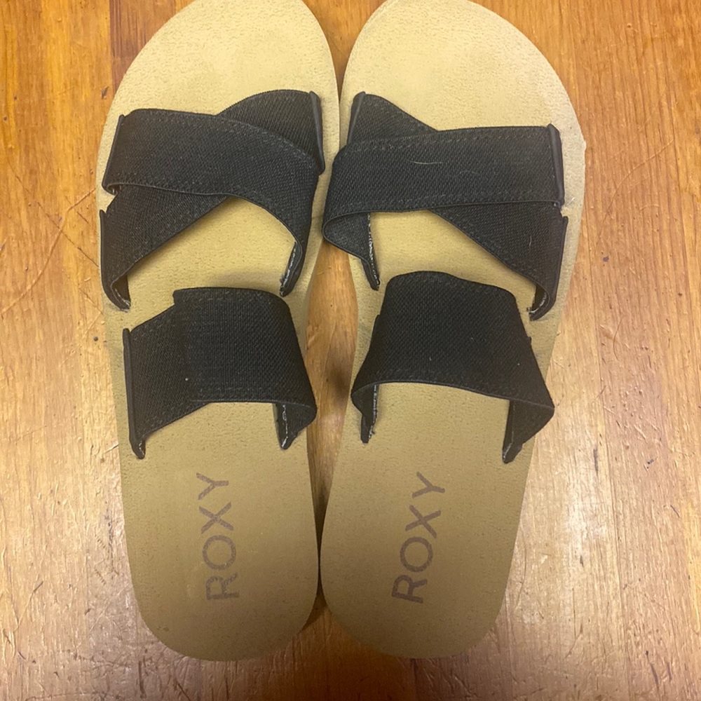 Roxy Black and Tan Sandals